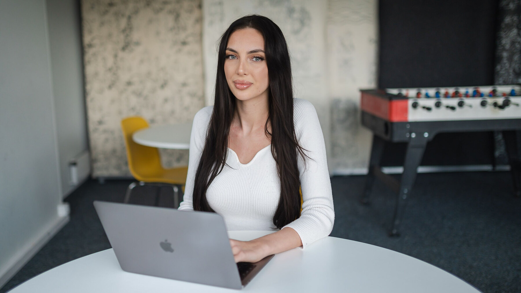 Yana Senn am Laptop