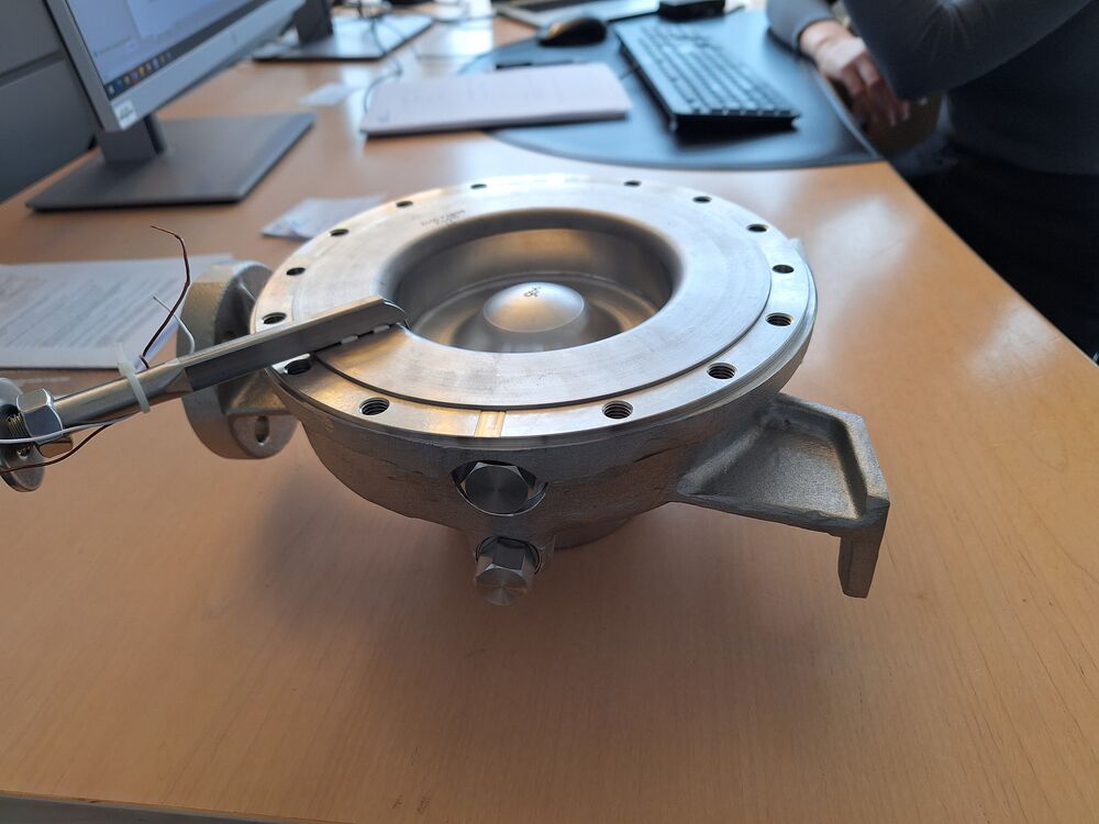 Pumpengehäuse beim Test des Montagetischs im Büro
