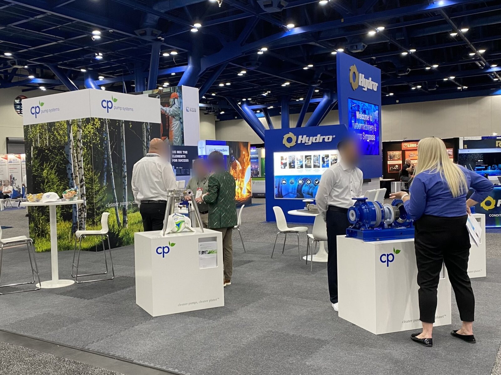 Der fertige Stand an der TPS Houston 2024: Standbox, weisse Stehtische und Hocker, Podeste mit Pumpen