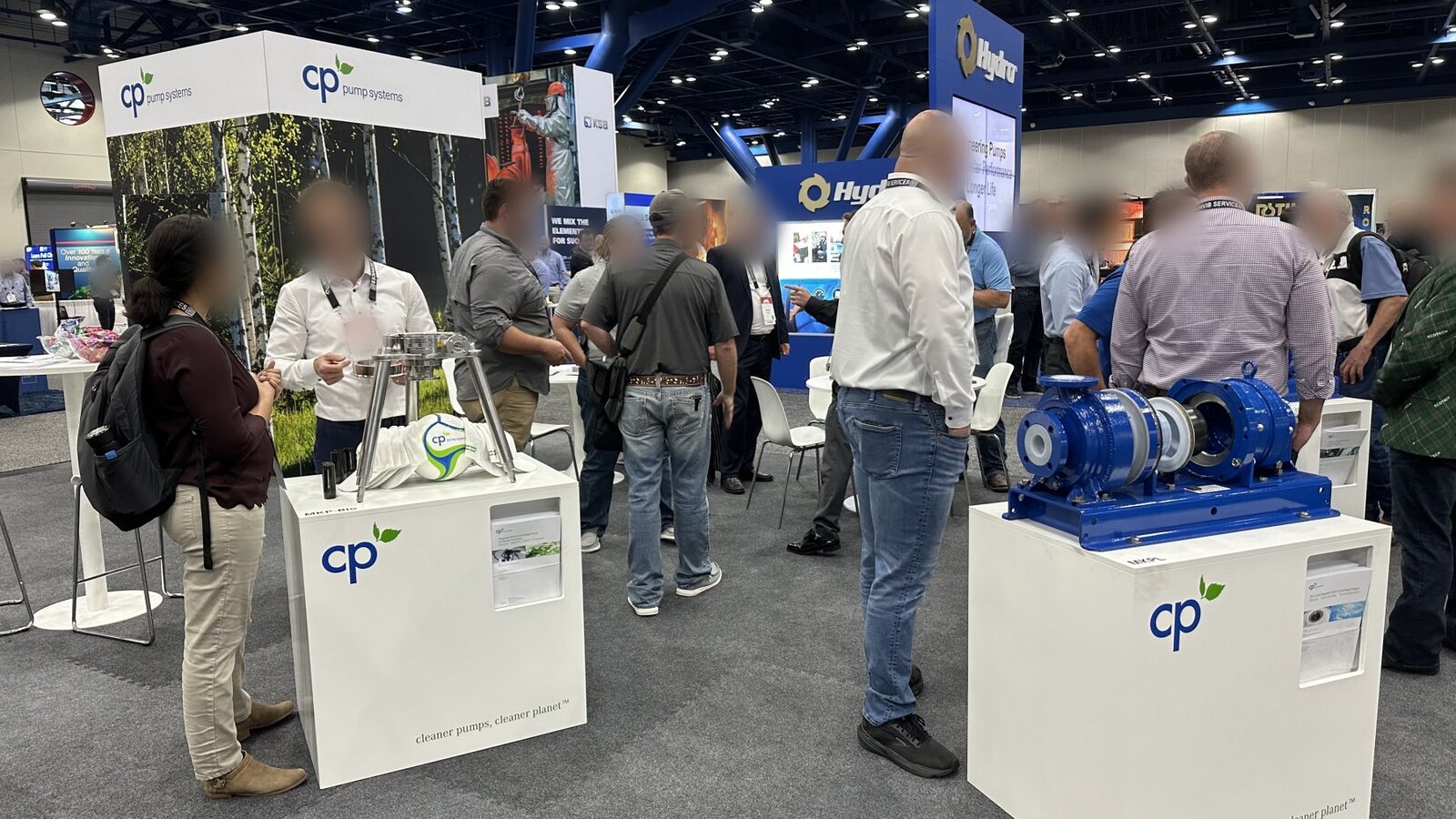 CP-Stand an der TPS Houston 2024 von vorne: Standbox mit Birkenwald, Podeste mit Pumpen